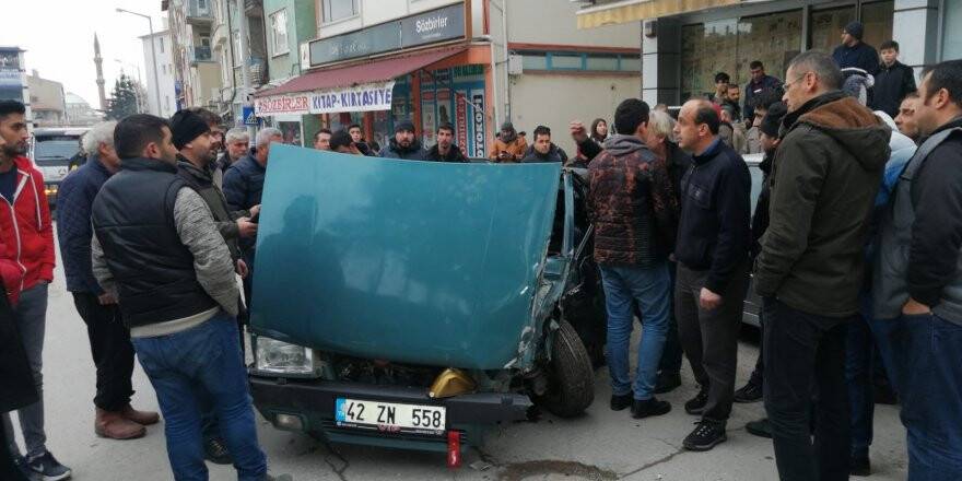 Konya'da Otomobil Park Halindeki Araçlara Çarptı: 3 Yaralı