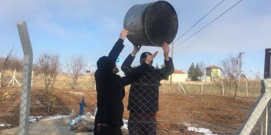 Belediyenin kül kovaları şahsa ait bahçelerde bulundu