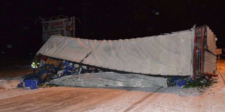 Sebze Yüklü Tırın Devrilmesi Sonucu Kara Yolu Trafiğe Kapandı
