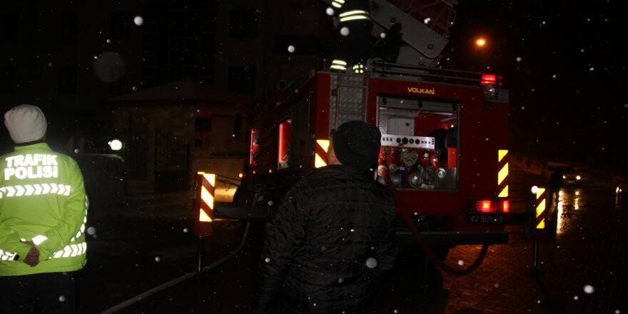 Beyşehir'de 4 Katlı Binanın Çatısında Çıkan Yangın Söndürüldü