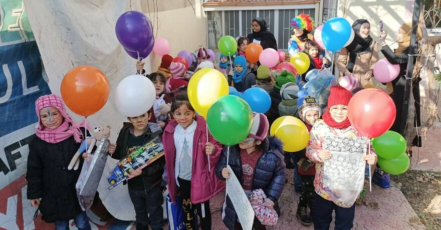 Uluslararası Öğrenciler Mülteci Çocukları Sevindirdi