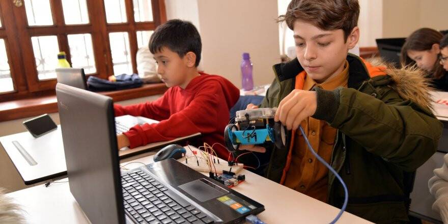 KTÜNSEM’de İlk Ders Robotik Kodlama Eğitimiyle Başladı