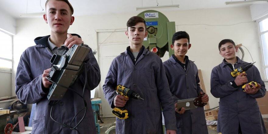 Meslek Liseliler Yaşlıları Ziyaret Edip Evlerindeki Tamiratı Yapıyor