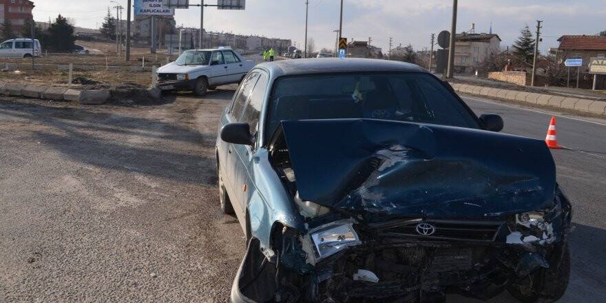 İki Otomobil Çarpıştı: 1 Yaralı
