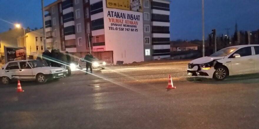 Kulu’da iki otomobil çarpıştı