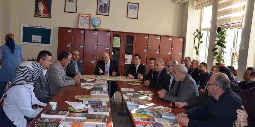Ilgın Kaymakamı Tüm Öğretmenlere Kitap Hediye Ediyor