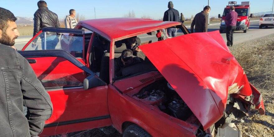 Konya'da Otomobil Elektrik Direğine Çarptı: 6 Yaralı