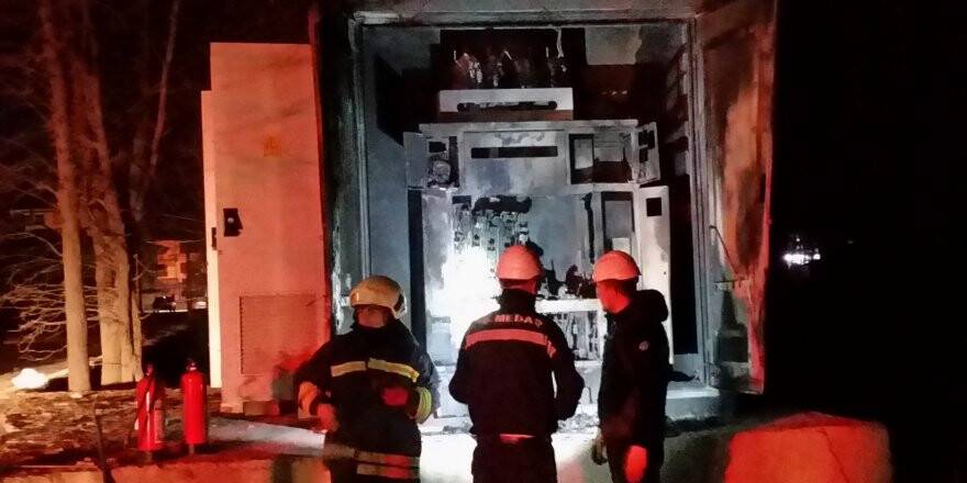 Patlayan trafo mahalleyi elektriksiz bıraktı