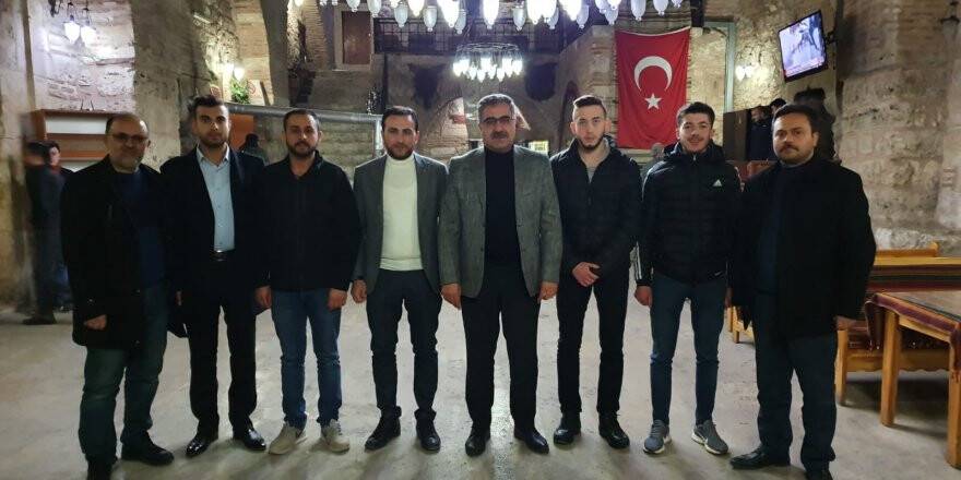 Ertaş, Şehit Cenazesinde Üşüyen Askerlere Montlarını Giydiren Gençlerle Bir Araya Geldi
