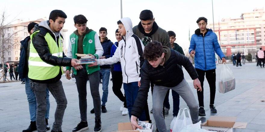 TARAFTARLARDAN  BİNLERCE KİTAP TOPLANDI