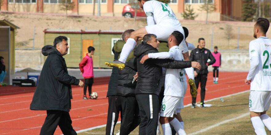 1922 KONYASPOR 1 PUANLA TESELLİ BULDU