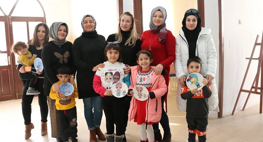 Anneler ve çocuklar ‘Çini Sanatını’ öğreniyor