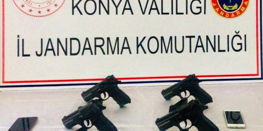 Yolcu koltuğuna gizlenen tabancalar ele geçirildi