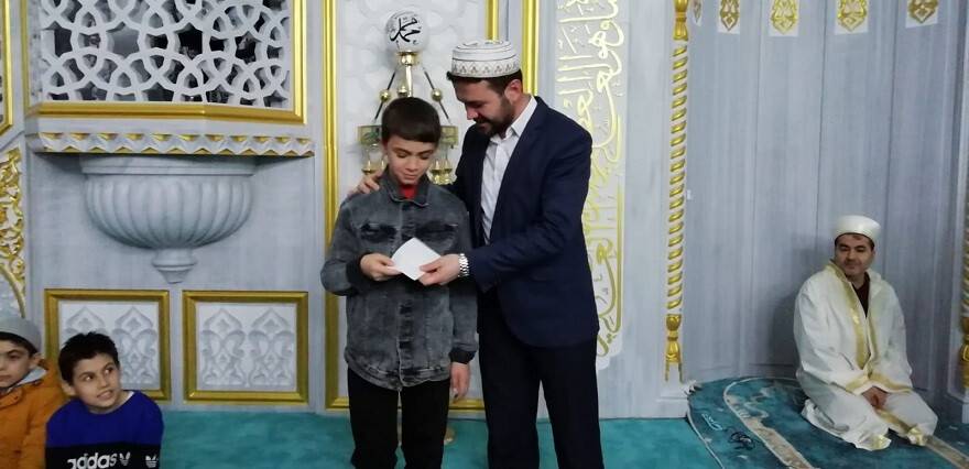 Tatilde camide buluşan öğrenciler ödüllendirildi