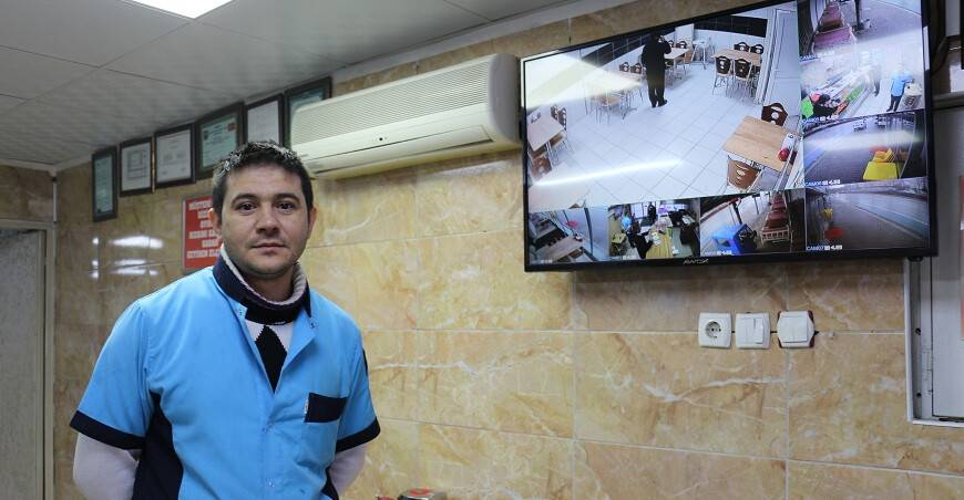 Sadaka kutusunun çalınması güvenlik kamerasında
