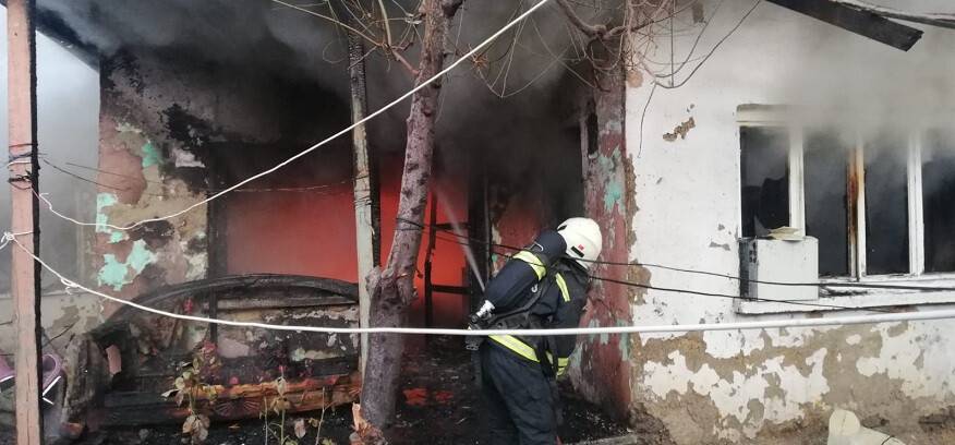 Ev yangınında yaralı kurtarılan kişi hayatını kaybetti