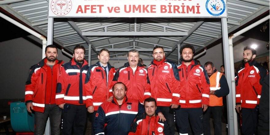 Bebeğini bırakıp  deprem bölgesine koştu