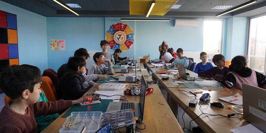 Konya Deneyap Teknoloji Atölyesinde  GENÇ BİLİŞİMCİLER YETİŞİYOR