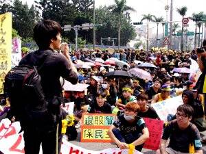 Tayvan’da On Binler, Çin’le İmzalanan Ticaret Anlaşmasını Protesto Ediyor