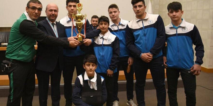 Selçuklu’da başarılı sporcular ödüllendirildi