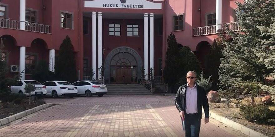 Hukuk fakültesinde master yapan 50 yaşındaki görme engelli eğitim aşkıyla örnek oluyor