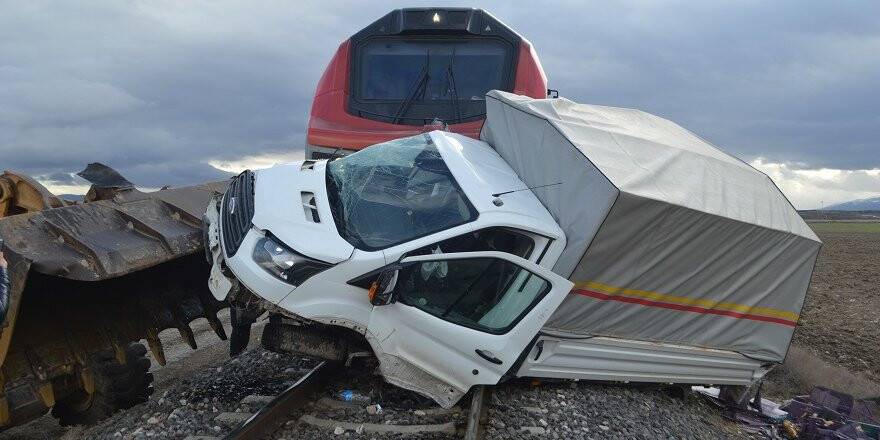 Hemzemin Geçitten Geçmeye Çalışan Kamyonete Yük Treni Çarptı: 1 Yaralı