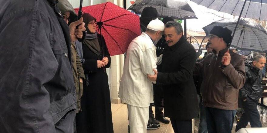 Başkan Tutal, umre yolcularını uğurladı