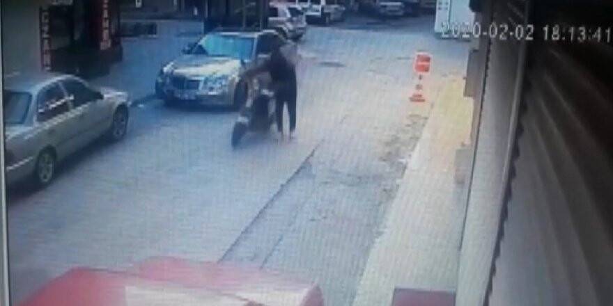Elektrikli motosikletin çalınma anı güvenlik kamerasında