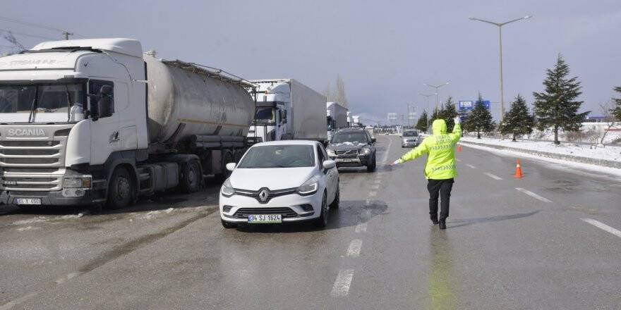Konya - Antalya Karayolunda trafiğe tipi ve don engeli
