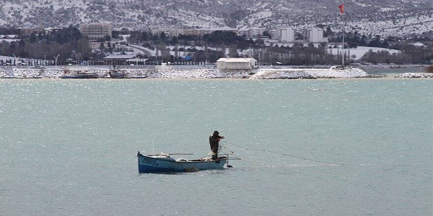 Beyşehir’de balık avına soğuk hava molası