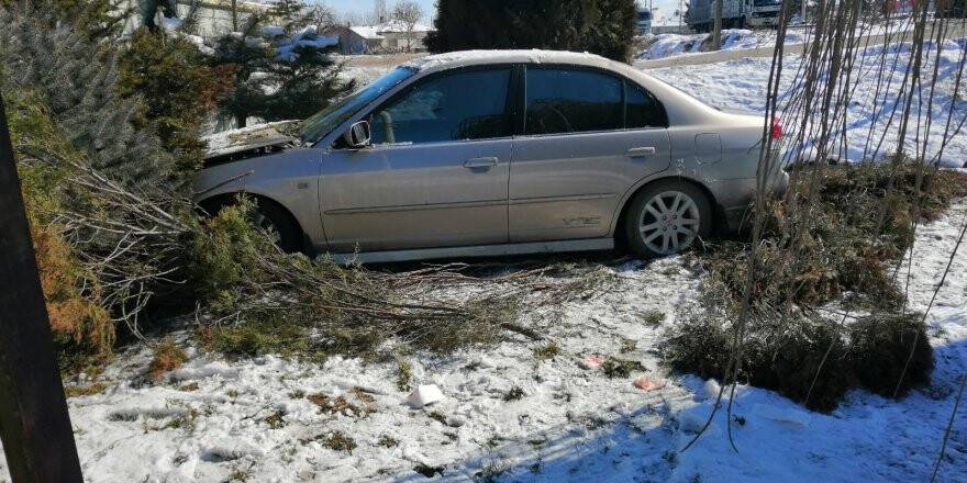 Konya'da kontrolden çıkan otomobil duvara çarptı: 1 yaralı