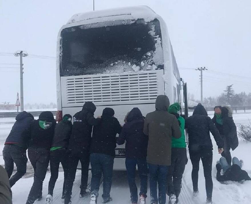 TARAFTAR OTOBÜSE EL ATTI