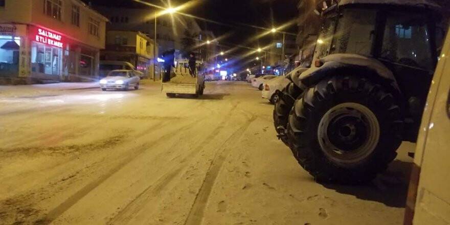 Yunak’ta karla mücadele devam  ediyor
