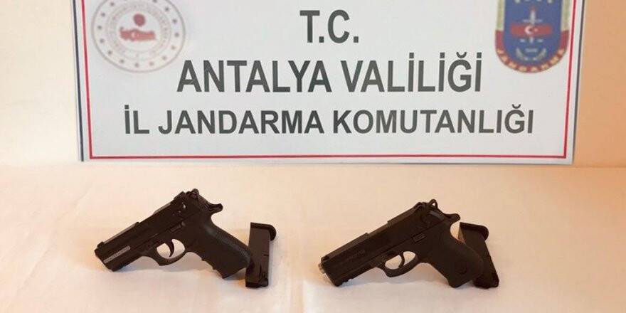 Ruhsatsız tabancaları satmaya çalışırken yakalandı