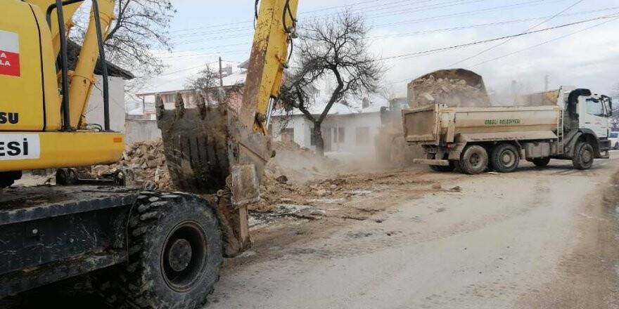 Ereğli Belediyesi metruk binaları yıkıyor