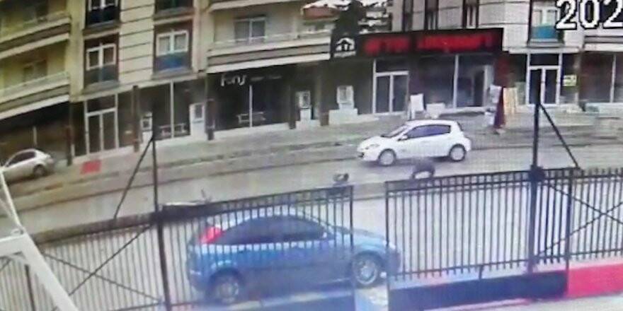 Motosiklet ıslak zeminde savruldu: 2 yaralı