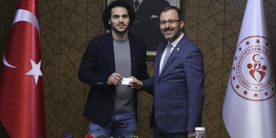 Bakan Kasapoğlu Larkin'e Tc Kimlik Kartını Verdi