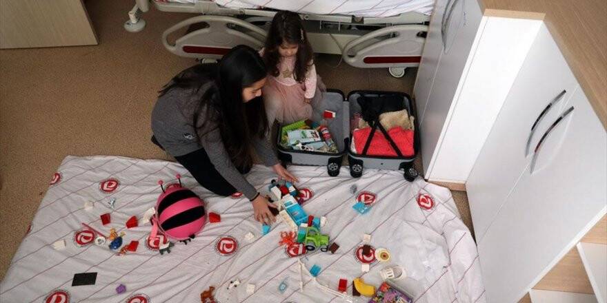 Vuhan'dan Tahliye Edilip Gözlem Altında Tutulanların Hastaneden Çıkış Görüntüleri Paylaşıldı