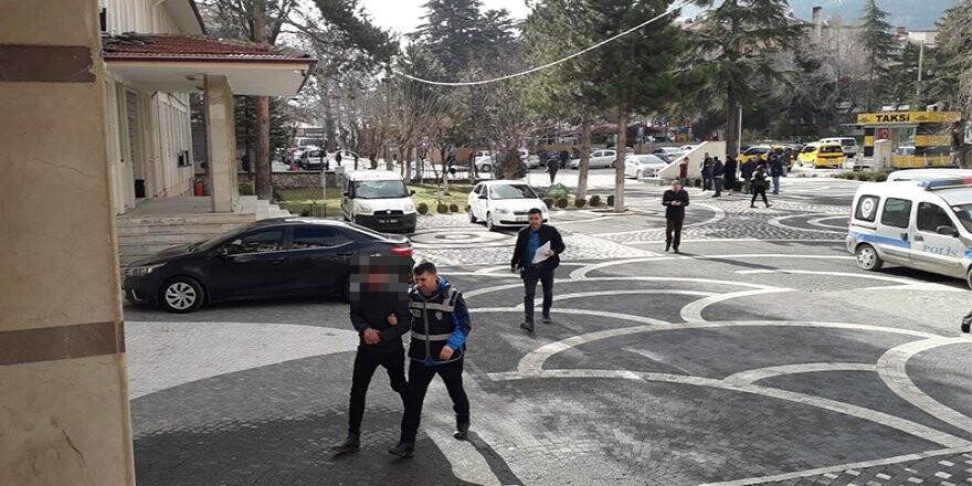 Uyuşturucu satıcısı otogarda yakalandı