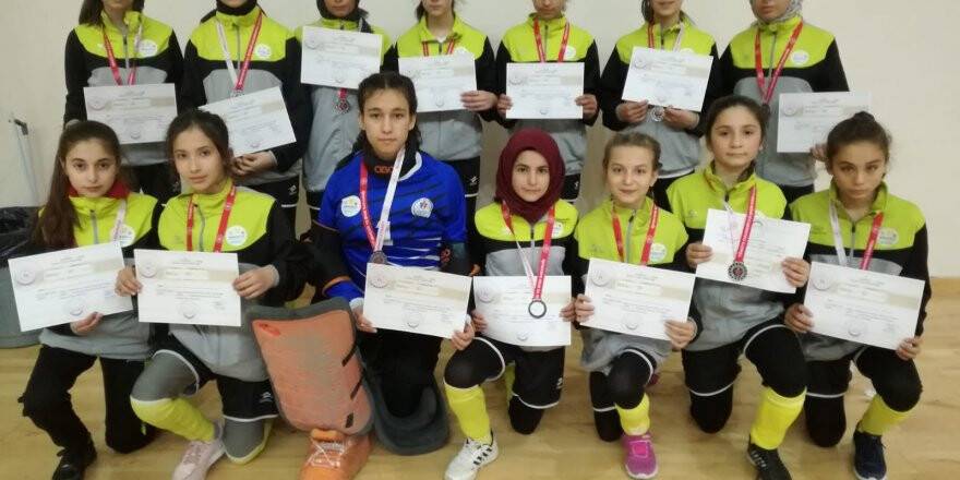 HOKEY TAKIMI FİNALDE