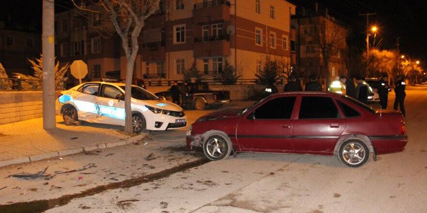 Otomobil ve polis aracı çarpıştı: 4 yaralı