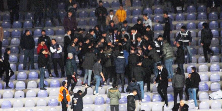 GÖSTERMELİK KAVGA ETTİLER