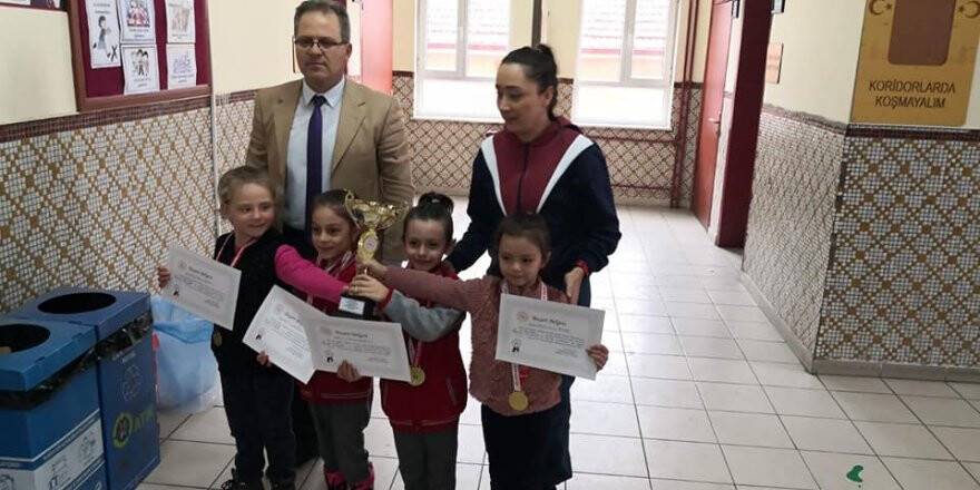Beyşehir'de Jimnastikçi Öğrencilerin Şampiyonluk Sevinci