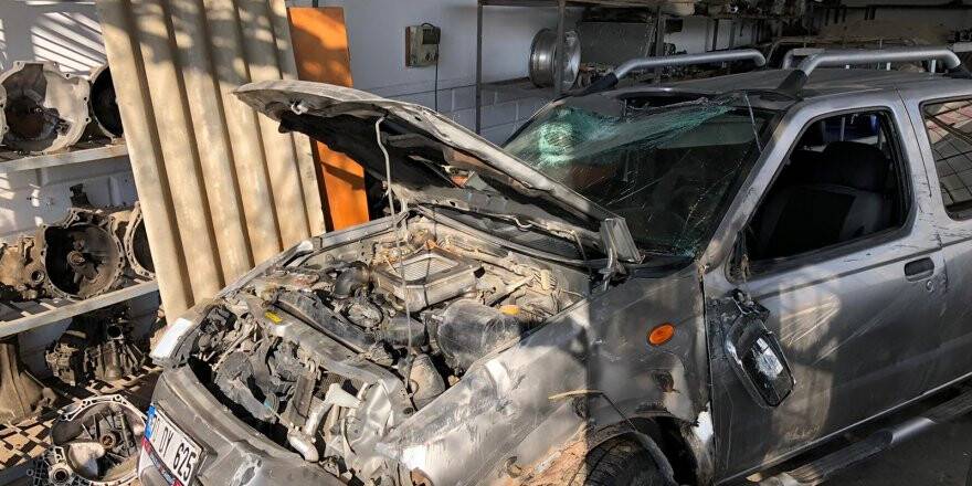 Seyir Halindeki Aracı İle Canlı Yayın Yaparken Kaza Geçirdi