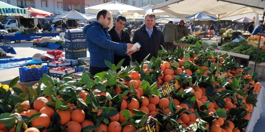 Pazar yerindeki meyve satıcıları meyve sineği zararlısına karşı bilgilendirildi