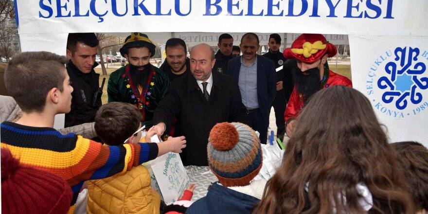 Başkan Pekyatırmacı çocuklara şivlilik dağıttı