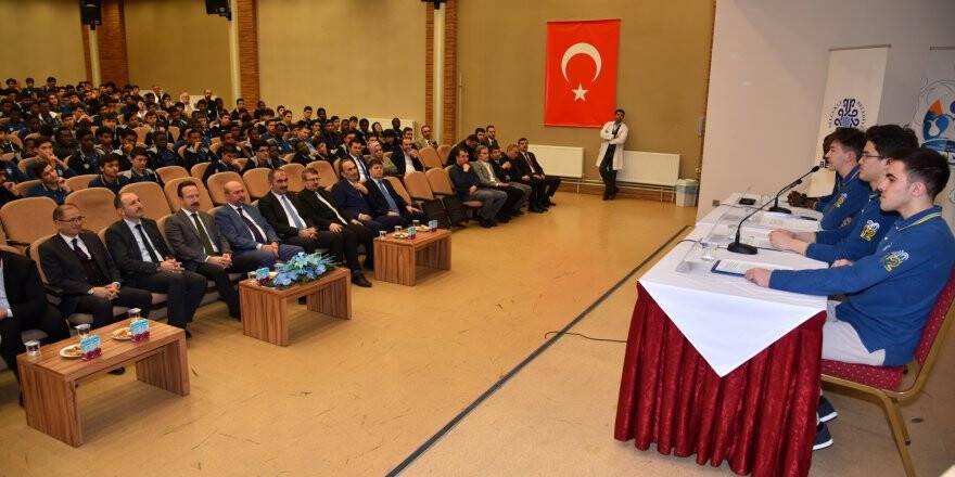 SEDEP PANELLERLE ÖĞRENCİLERİN KİŞİSEL GELİŞİMİNE KATKI SAĞLIYOR