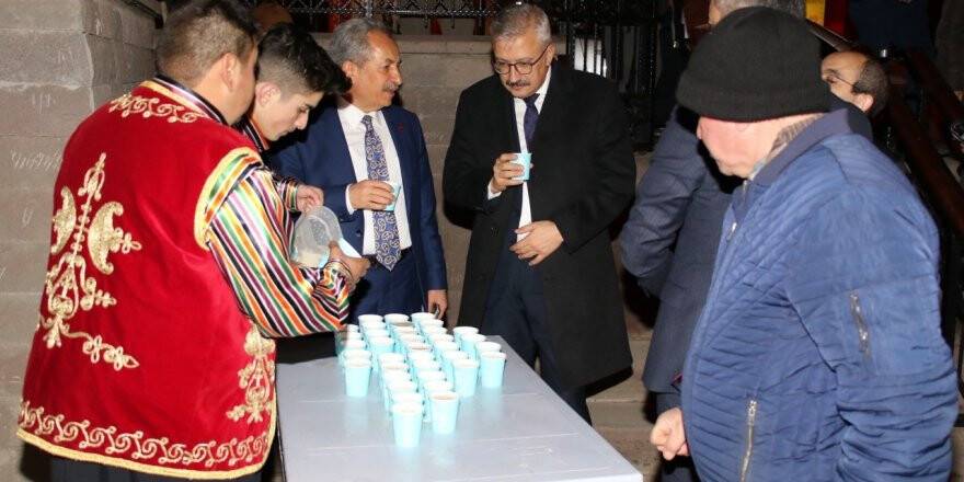 Akşehir’de ballı süt ikramı geleneği devam ediyor.     