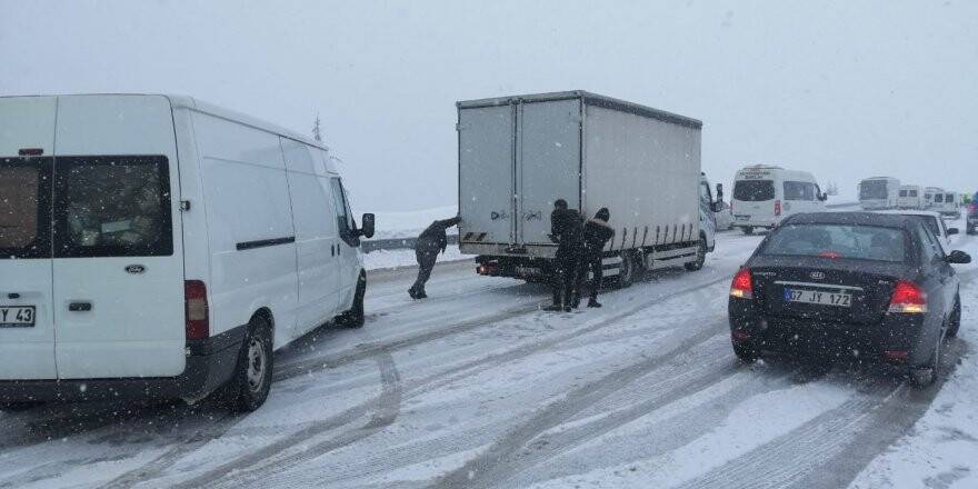 Antalya-konya Kara Yolunda Ulaşım Kar Yağışı Nedeniyle Güçlükle Sağlanıyor