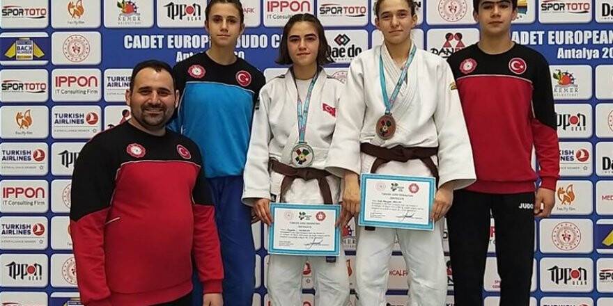 KONYALI JUDOCULAR KÜRSÜDE